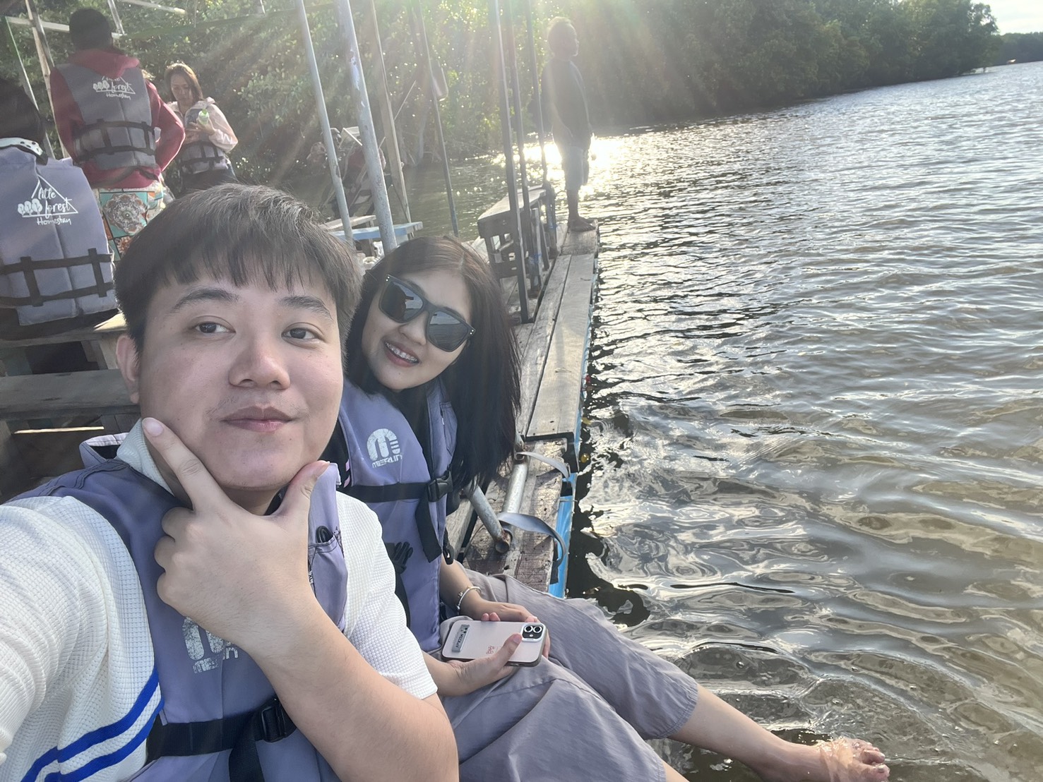 นั่งเรือชมป่าโกงกาง