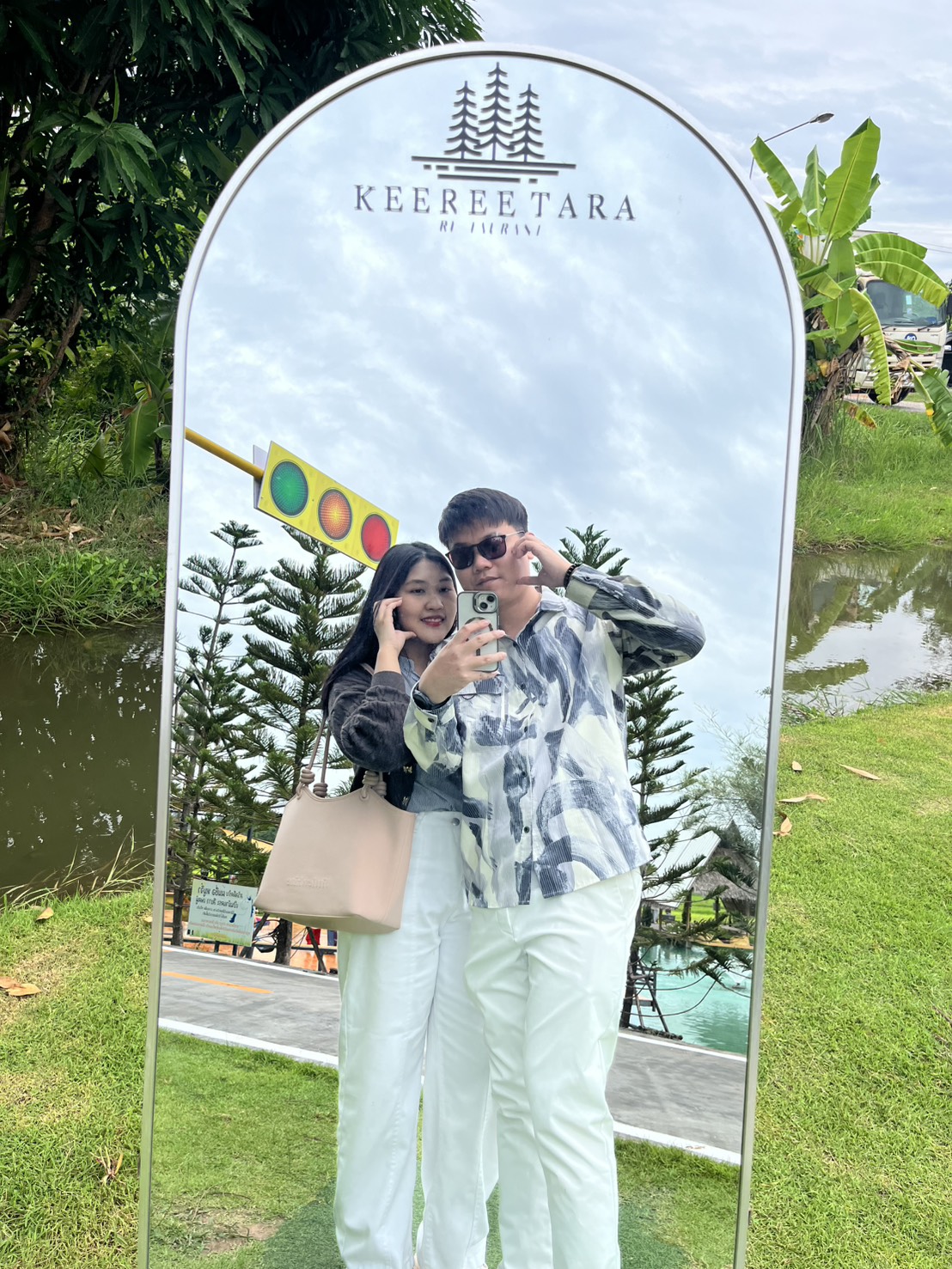 เซลฟี่คู่รักในกระจก