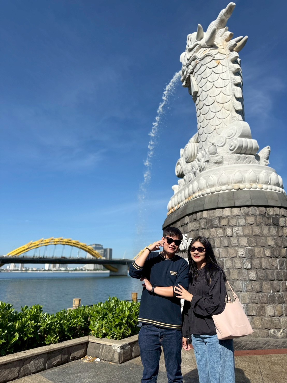 คู่รักที่สะพานมังกรดานัง