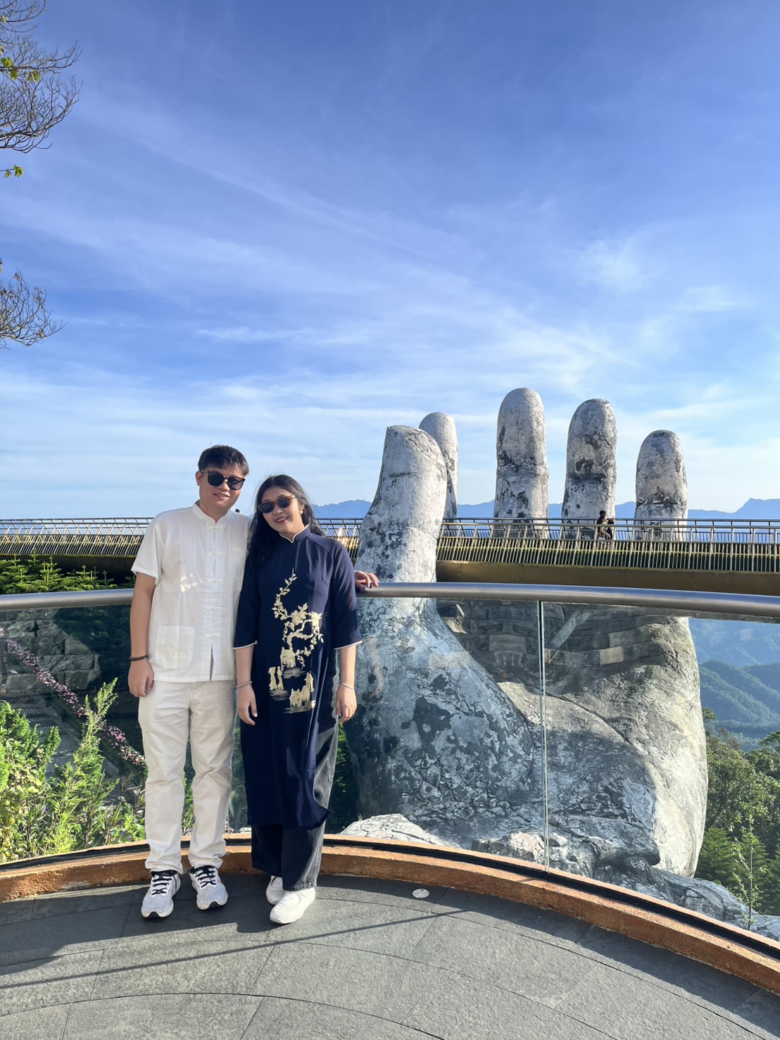 คู่รักที่สะพานทองบานาฮิลล์