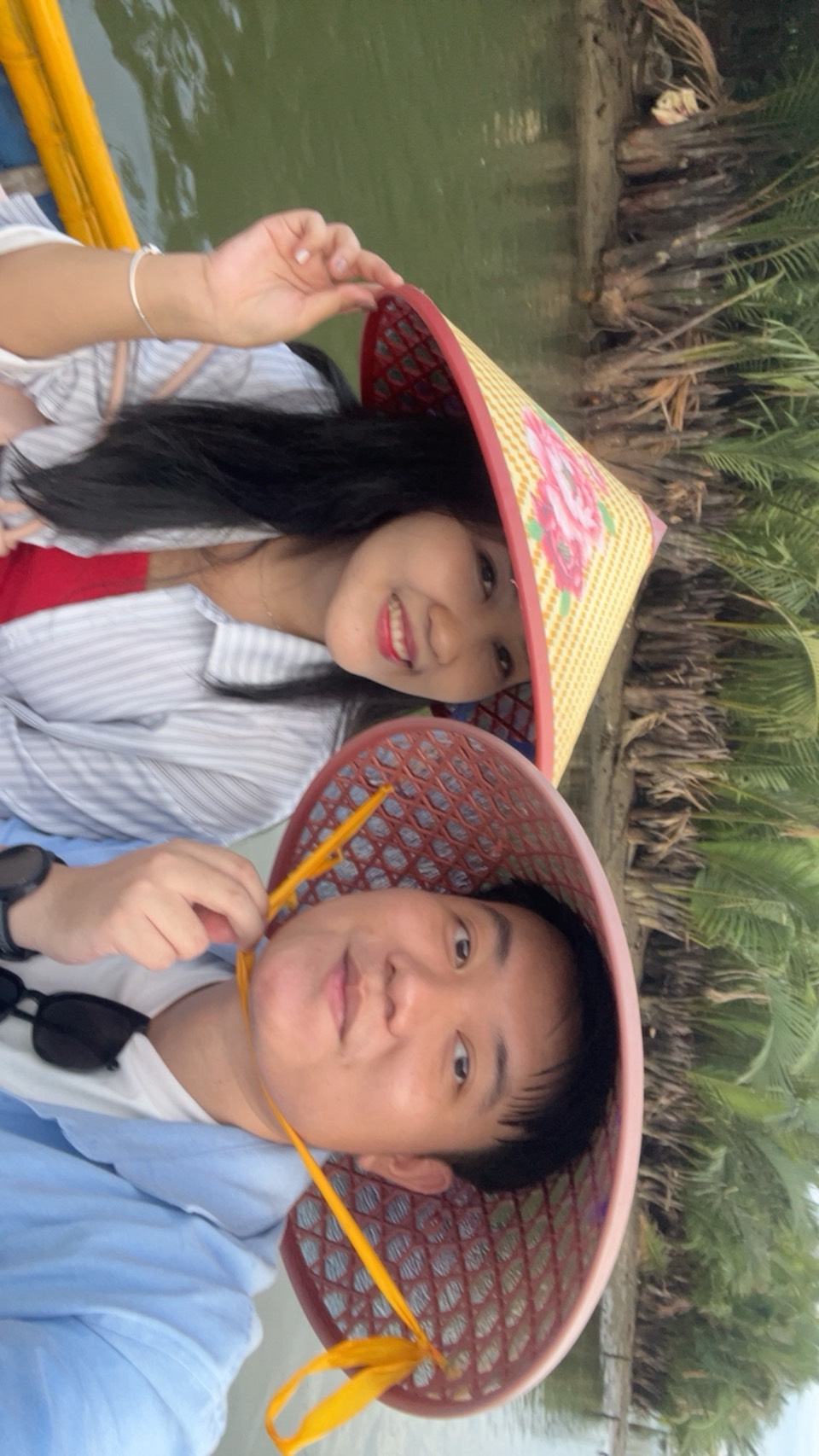 นั่งเรือใส่หมวกใบลาน