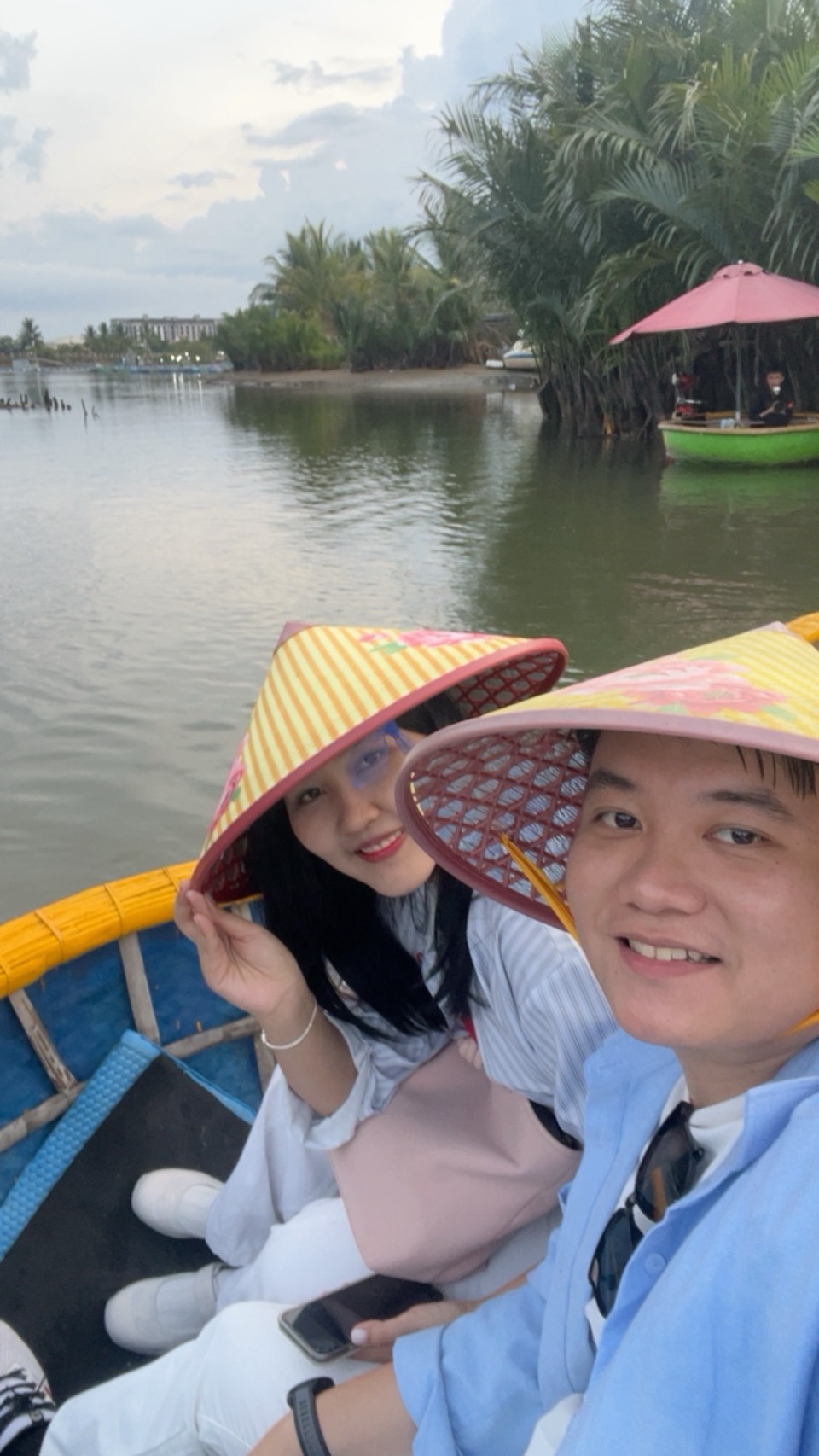 นั่งเรือใส่หมวกใบลาน